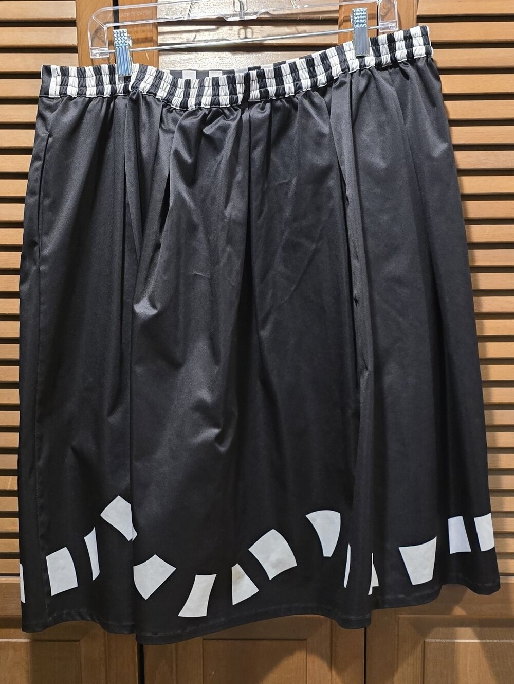 Beetlejuice x Unique Vintage Plus Size Sandworm Jayne Swing Skirt
1X/16 - Picture 8 of 10